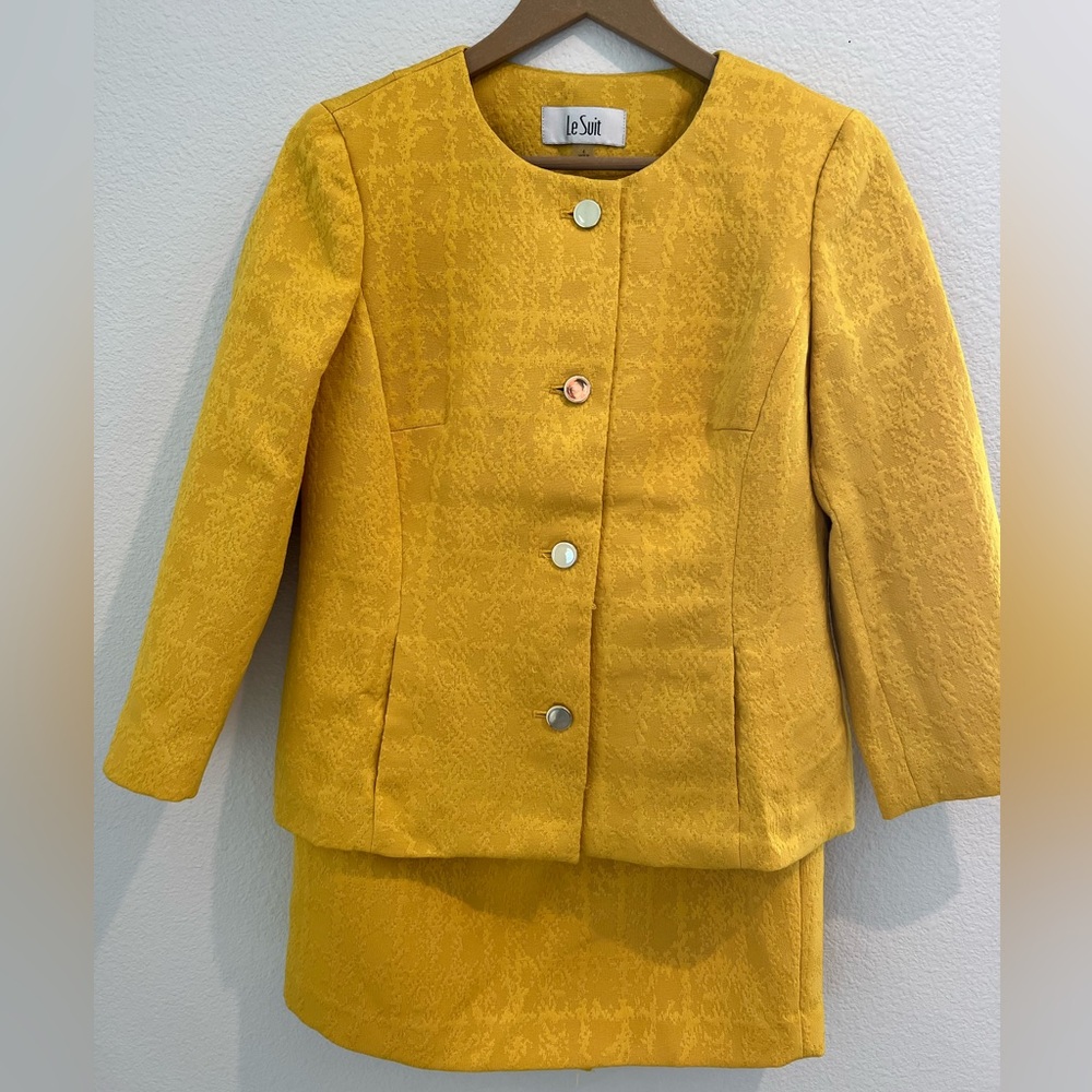 Elegant vibrant yellow full suit by Le Suit size 4. Great condition.